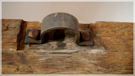 Foto: Halterung für historischen Fahnenmast